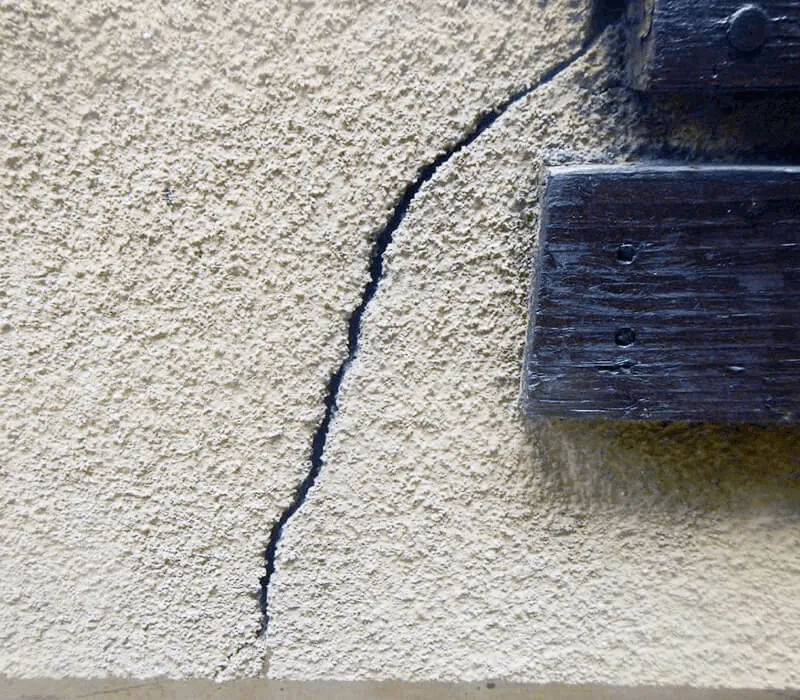 外壁のヒビ・クラック: 外壁修繕用モルタル、補修塗料を使用し耐久性を向上