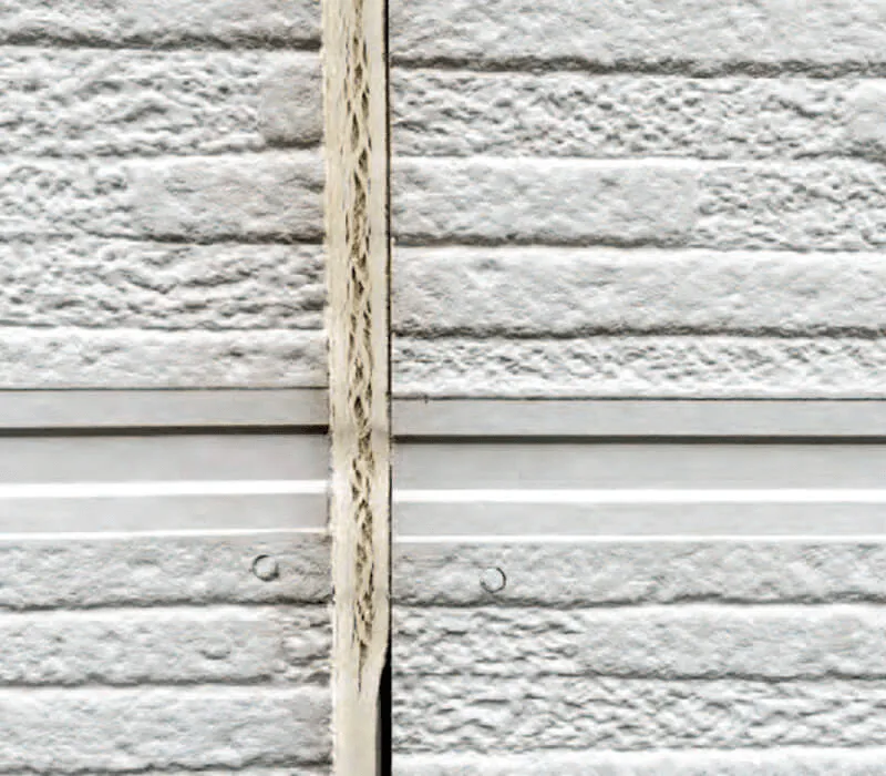 モルタル壁ヒビ割れ(ひび割れ・穴・傷): 高品質コーキング材による目地補修と耐水処理