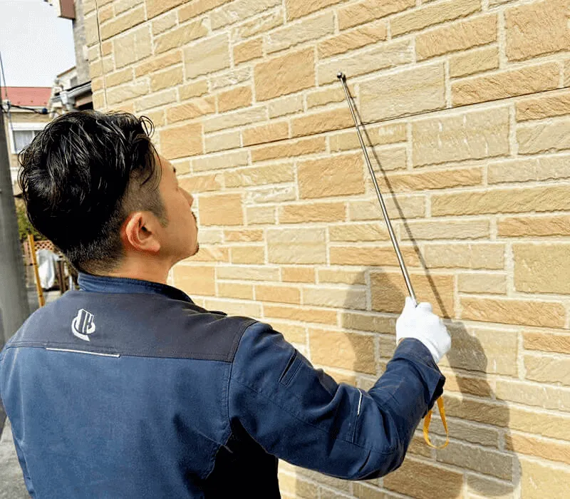 サイディング壁ヒビ割れ: 耐候性の高いシーリング材を用いた亀裂補修