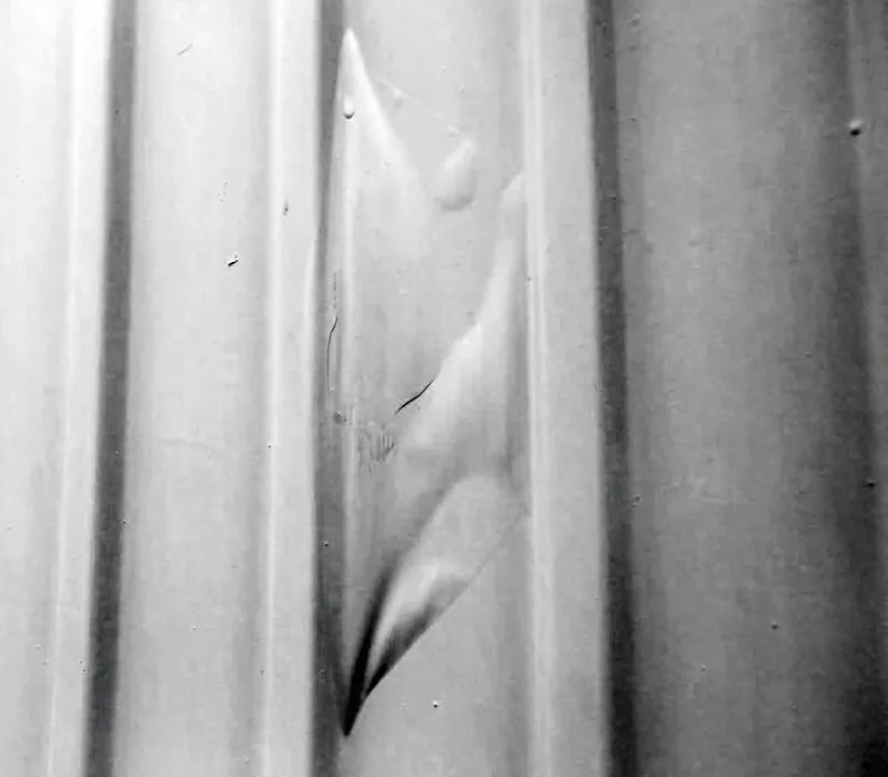 雨漏り・雨水侵入: 浸水箇所の特定と防水シート・コーキングによる補修