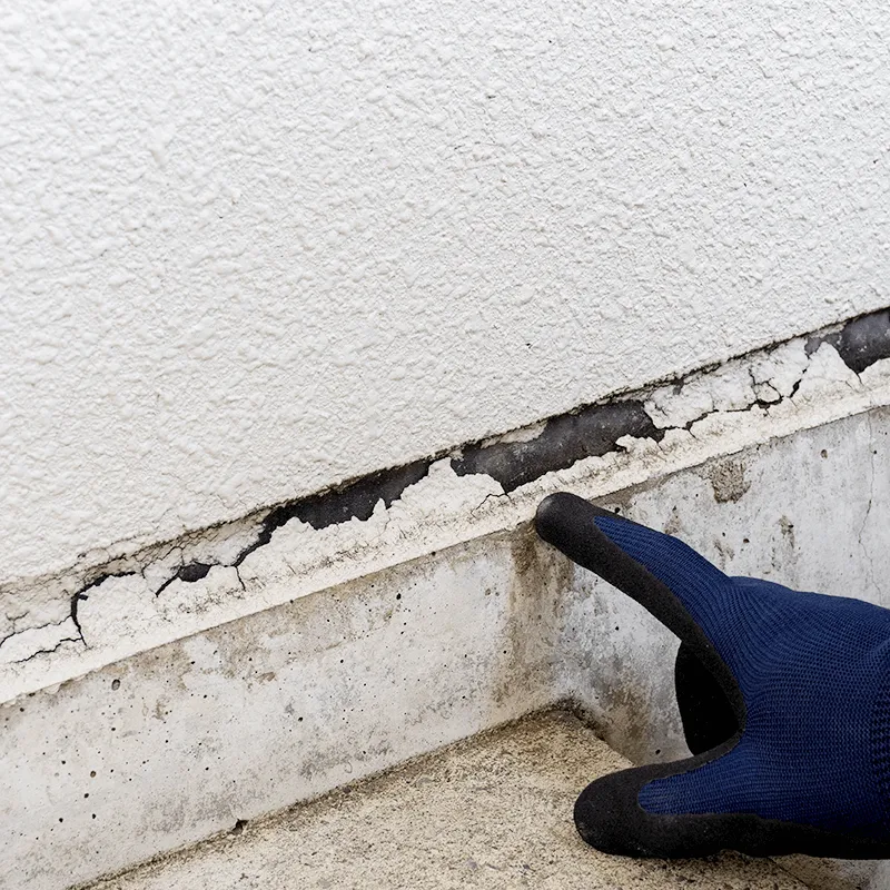 コーキング補修: 既存の劣化したコーキングを撤去し、新しいコーキング材を充填