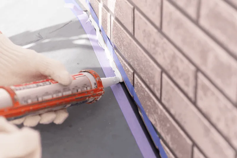 シーリング補修: 接着力と防水性を兼ね備えたシーリング材で目地補修